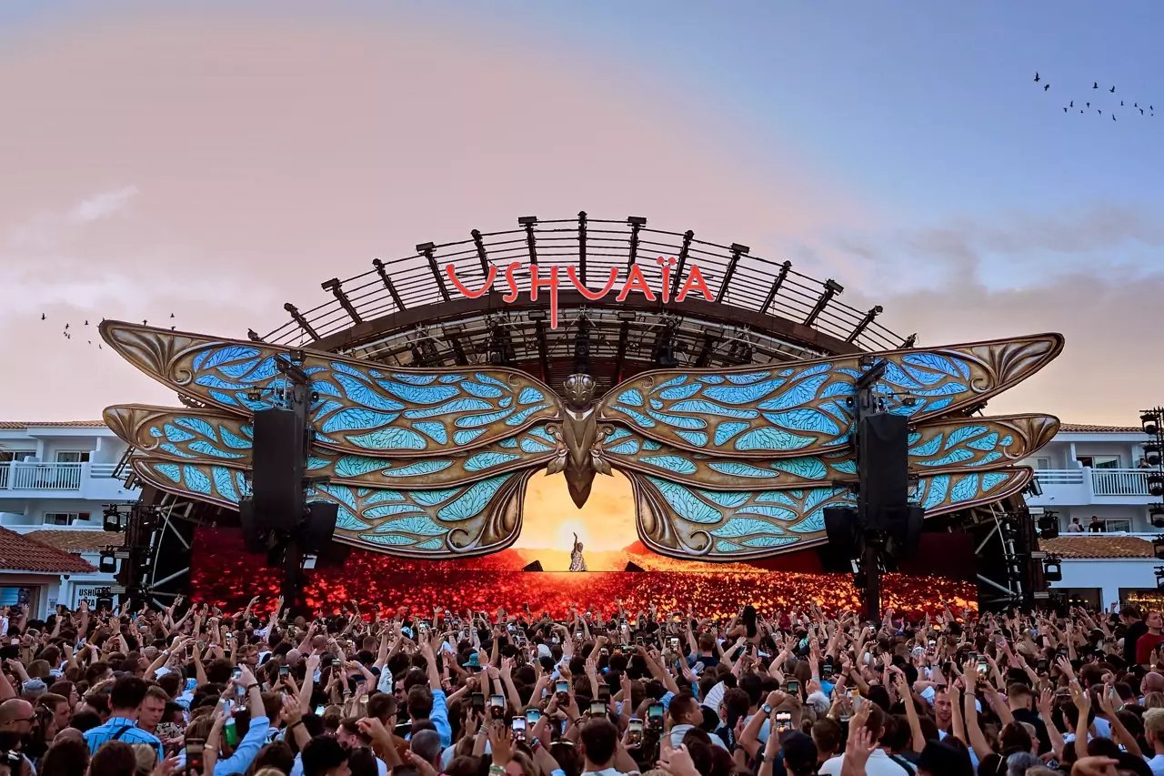 Ushuaïa Ibiza main stage with crowd at sunset